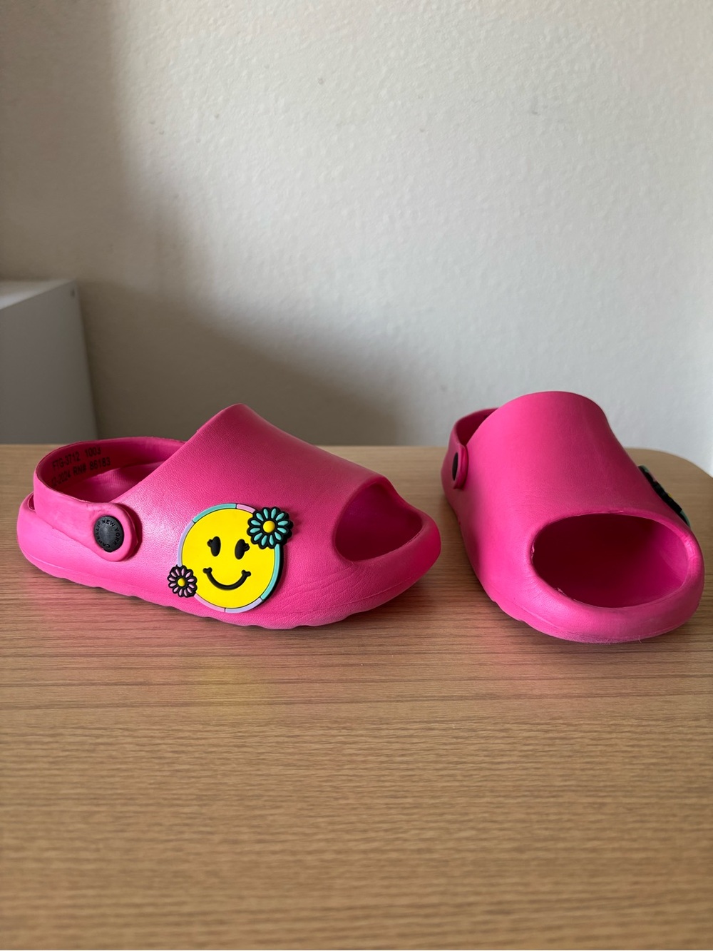 Capelli New York Toddler Girls’ Pink Smiley Face Slip-On Slide Sandals Size 10